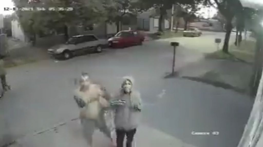 Cogió a ladrón, lo amenazó con machete y lo hizo pedir perdón En todas las partes del mundo los ciudadanos están 'mamados' de los ladrones, y para la muestra, esto que hizo un hombre en Argentina.