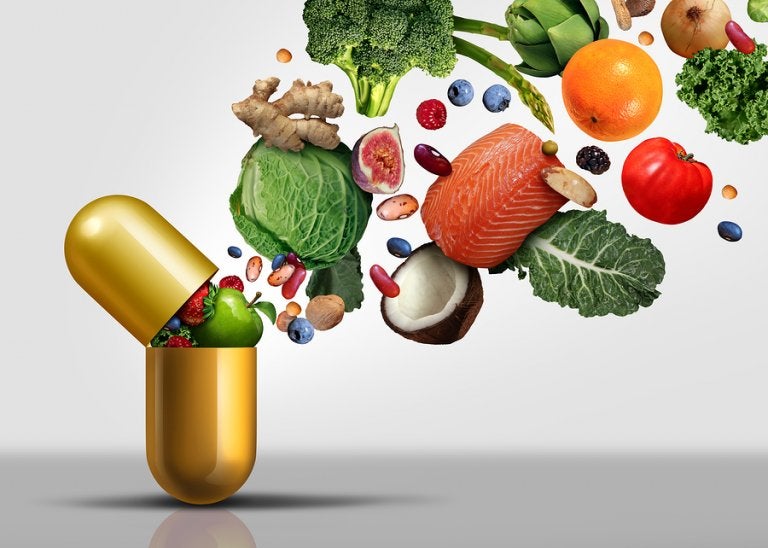 ¿Las vitaminas ayudan a tratar la COVID? Con todo este cuento de la pandemia, resulta normal que las personas intenten usar todos los medios que tengan a la mano para sortear esta enfermedad, prevenirla y cuando ya no se pueda hacer otra cosa después de contagiado, intentar que no comprometa en un grado crítico nuestra salud.