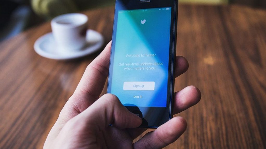 No podrá compartir fotos y videos de un usuario sin su permiso Twitter&nbsp;lanzó este martes nuevas reglas para impedir que los usuarios compartan imágenes privadas de otras personas sin su consentimiento, endureciendo las políticas de la red social, apenas un día después de que cambiara de CEO.&nbsp;