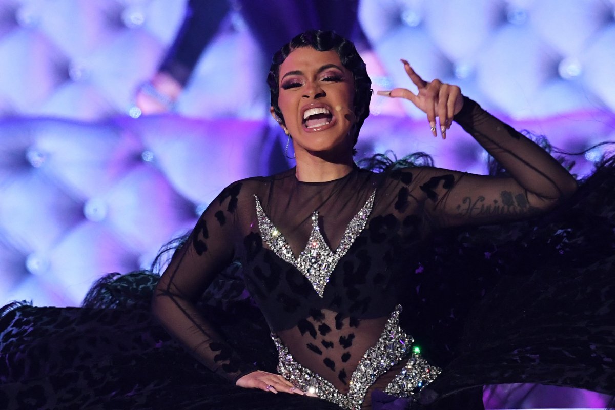 Cardi B gana millonaria demanda por difamación de una bloguera La rapera&nbsp;Cardi&nbsp;B recibirá cerca de 4 millones de dólares tras ganar una demanda por difamación en Estados Unidos contra una bloguera que la calificó de "prostituta" y dijo que tenía herpes y consumía cocaína.&nbsp;