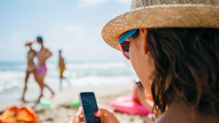 ¡Mucho cuidado! Consejos para evitar que su celular se recaliente Estamos en la temporada preferida por muchos colombianos para disfrutar de sus vacaciones y, según Kayak (metabuscador online), los destinos preferidos son San Andrés, Santa Marta, Barranquilla y Cartagena, ciudades conocidas no solo por su oferta turística, sino también por su cálido clima, un factor externo que puede impactar en el buen funcionamiento y rendimiento de nuestro celular.