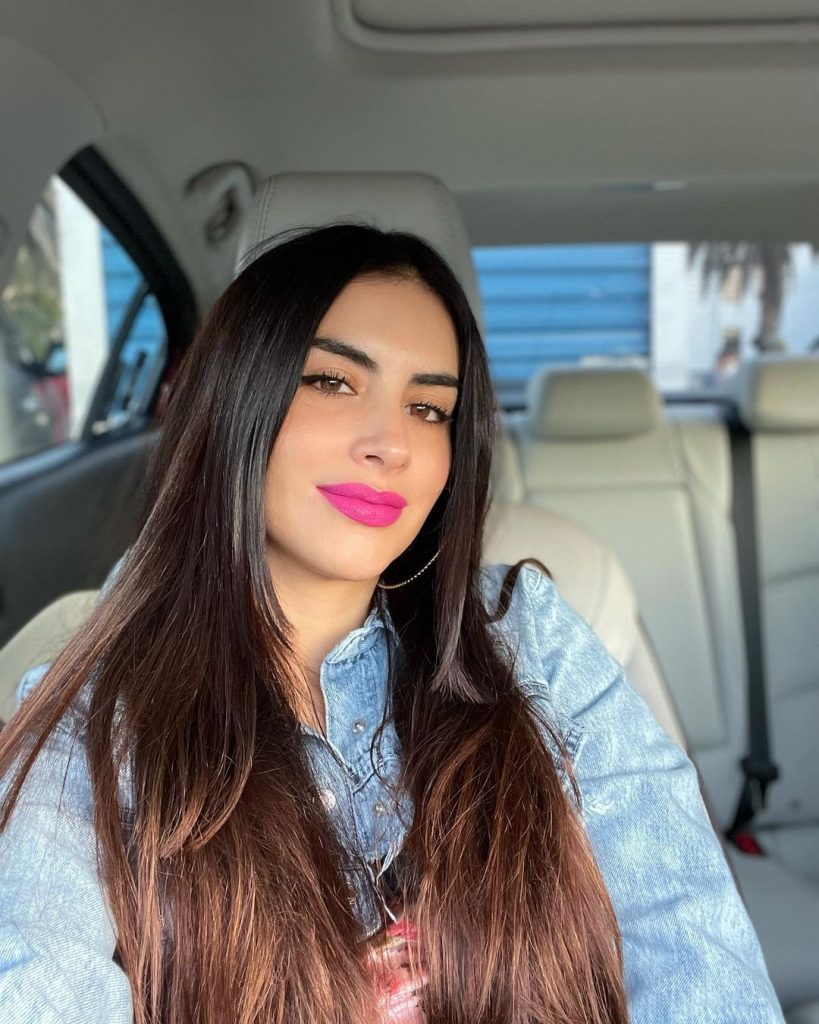 Jessica Cediel estrenó tremenda casota Con una botella de champagne y en compañía de sus padres, hermanas y sobrinos, Jessica Cediel celebró la compra de una casa.