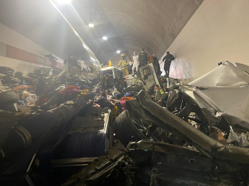 5 integrantes de una familia, víctimas del trágico accidente en La Línea 1 5 integrantes de una familia, víctimas del trágico accidente en La Línea En el terrible siniestro vial que se presentó en la tarde de este martes 4 de enero en el túnel Los Venados, vía La Línea, las autoridades confirmaron hoy que son ocho las víctimas fatales y 33 personas resultaron lesionadas de gravedad.
