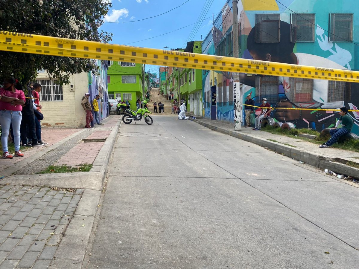 A puñal le quitaron la vida a Luis Miguel en Ciudad Bolívar 3 A puñal le quitaron la vida a Luis Miguel en Ciudad Bolívar Por encima de la bolsa blanca que cubría el cuerpo del joven de 21 años asesinado ayer en Ciudad Bolívar, la madre de Luis Miguel Méndez Martínez le dio un último abrazo, un último beso en su cabeza cubierta. Los dos investigadores del CTI que lo llevaban en la paleta brillante se detuvieron para que la desconsolada mujer le diera su adiós, antes de que lo ingresaran a la camioneta blanca de criminalística.