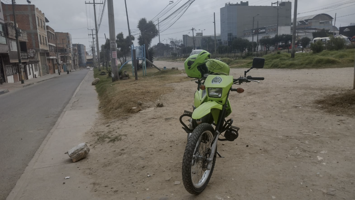 Misteriosa muerte a puñal y hallazgo de cadáver en la Autopista Sur 1 Misteriosa muerte a puñal y hallazgo de cadáver en la Autopista Sur Sobre la tarde de este domingo, el rumor de una extraña muerte sacudió los alrededores de la Autopista Sur. Justo en los restos que quedan de varios predios demolidos, un cuerpo sin vida apareció cuando el sol aún no se había ocultado. De hecho, la luz de la tarde fue crucial para que un vecino hiciera el macabro hallazgo.