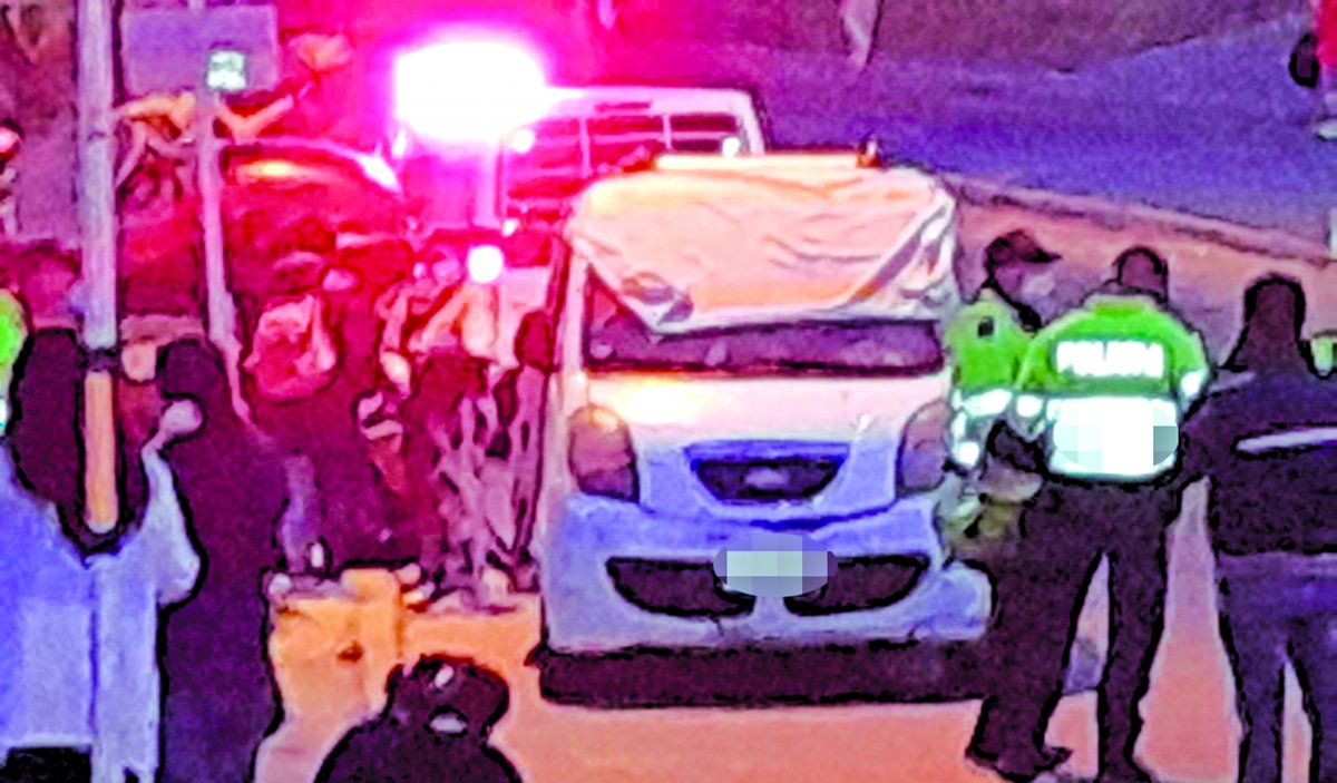 Conductor informal, asesinado por un pasajero en Ciudad Bolívar 3 Conductor informal, asesinado por un pasajero en Ciudad Bolívar La velocidad iba disminuyendo cuando la minivan blanca de transporte informal se acercaba al paradero de Arborizadora Alta en Ciudad Bolívar, la tarde de este martes. Los pocos pasajeros que quedaban iban distraídos observando el atardecer azulado a través de las ventanas, cuando uno de ellos se paró sin mayor sospecha hacia el conductor de 43 años que iba al volante. En pocos y confusos segundos, el extraño sujeto desenfundó un arma y le atinó un solo tiro en la cabeza.