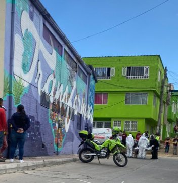 A puñal le quitaron la vida a Luis Miguel en Ciudad Bolívar 1 A puñal le quitaron la vida a Luis Miguel en Ciudad Bolívar Por encima de la bolsa blanca que cubría el cuerpo del joven de 21 años asesinado ayer en Ciudad Bolívar, la madre de Luis Miguel Méndez Martínez le dio un último abrazo, un último beso en su cabeza cubierta. Los dos investigadores del CTI que lo llevaban en la paleta brillante se detuvieron para que la desconsolada mujer le diera su adiós, antes de que lo ingresaran a la camioneta blanca de criminalística.