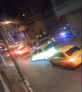 Taxistas piden justicia por homicidio de Wálter Javier en Suba 1 Taxistas piden justicia por homicidio de Wálter Javier en Suba “Queremos que el señor coronel de Suba, y en general, en Bogotá estén más pendientes de nosotros, ya que cualquiera llega y nos asesina”, exclamó un taxista la noche del martes en medio de una caravana del gremio de los amarillos que se tomó la localidad número 11. Cientos de taxistas salieron a las calles para exigir seguridad y, en particular, justicia por el compañero Wálter Javier Velásquez (41 años), baleado en los últimos días.