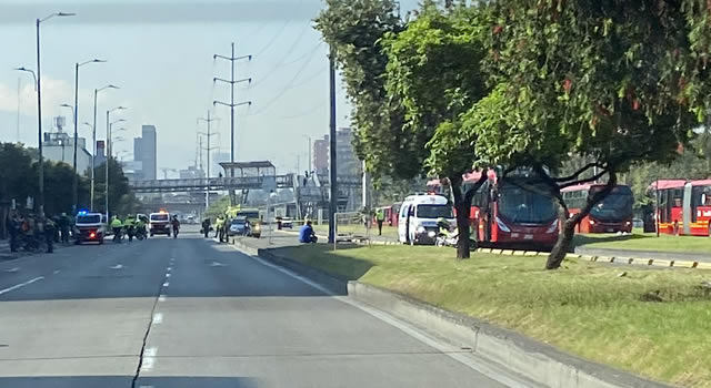 Trágica mañana de pareja en moto Mientras unos paramédicos subían a la camilla a un hombre para movilizarlo en una ambulancia a un hospital, y así salvarle la vida, su pareja estaba tendida en el suelo a pocos metros, sin signos vitales y con lago hemático a su alrededor.