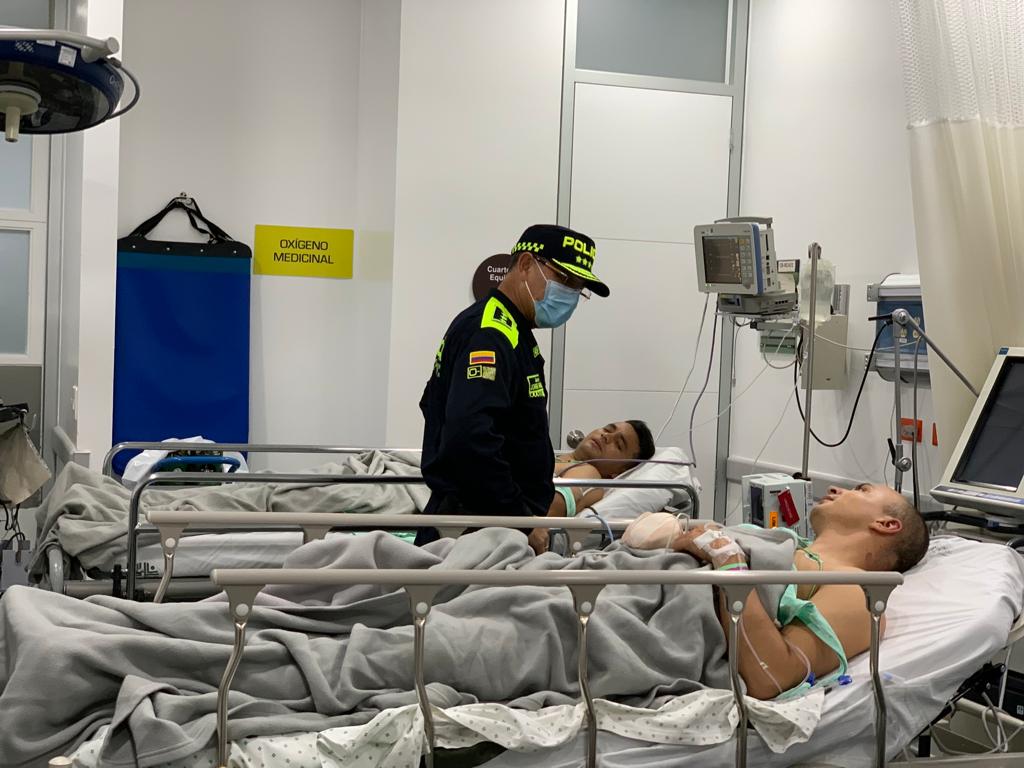 Eln sería el responsable de atentado que dejó a 13 policías heridos en Cali 1 Eln sería el responsable de atentado que dejó a 13 policías heridos en Cali Tras el ataque con explosivos al camión que se movilizaba este viernes en horas de la noche por la ciudad de Cali, el fuerte atentado contra 13 integrantes del Escuadrón Móvil Antidisturbios (Esmad) fue atribuido, por medio de un pronunciamiento, al grupo armado Eln.