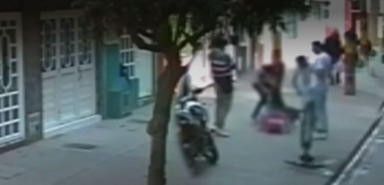 En Bosa, pitbull mordió a una niña de 4 años en la cara 1 En Bosa, pitbull mordió a una niña de 4 años en la cara En las últimas horas se conoció el caso de una niña de 4 años que fue atacada en su rostro por un perro pitbull el pasado sábado, en el barrio Villa Andrea, de Bosa.