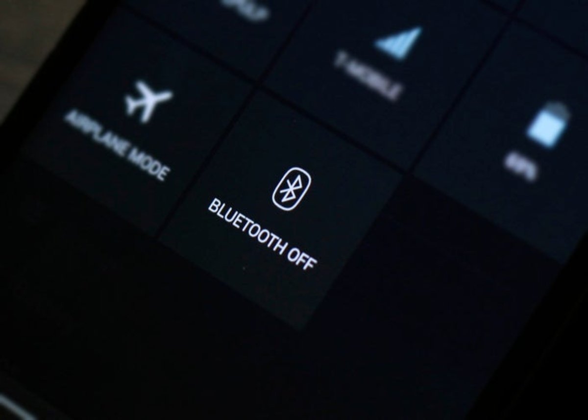 ¡Pilas! Mire por qué no debe mantener el bluetooth del celular encendido 1 ¡Pilas! Mire por qué no debe mantener el bluetooth del celular encendido El bluetooth es una herramienta muy útil, que permite vincular nuestros dispositivos como móviles, tabletas, relojes y aparatos domésticos. Sin embargo, mantener esta opción encendida sin usarla puede generar problemas de seguridad y privacidad, que nos pueden afectar.