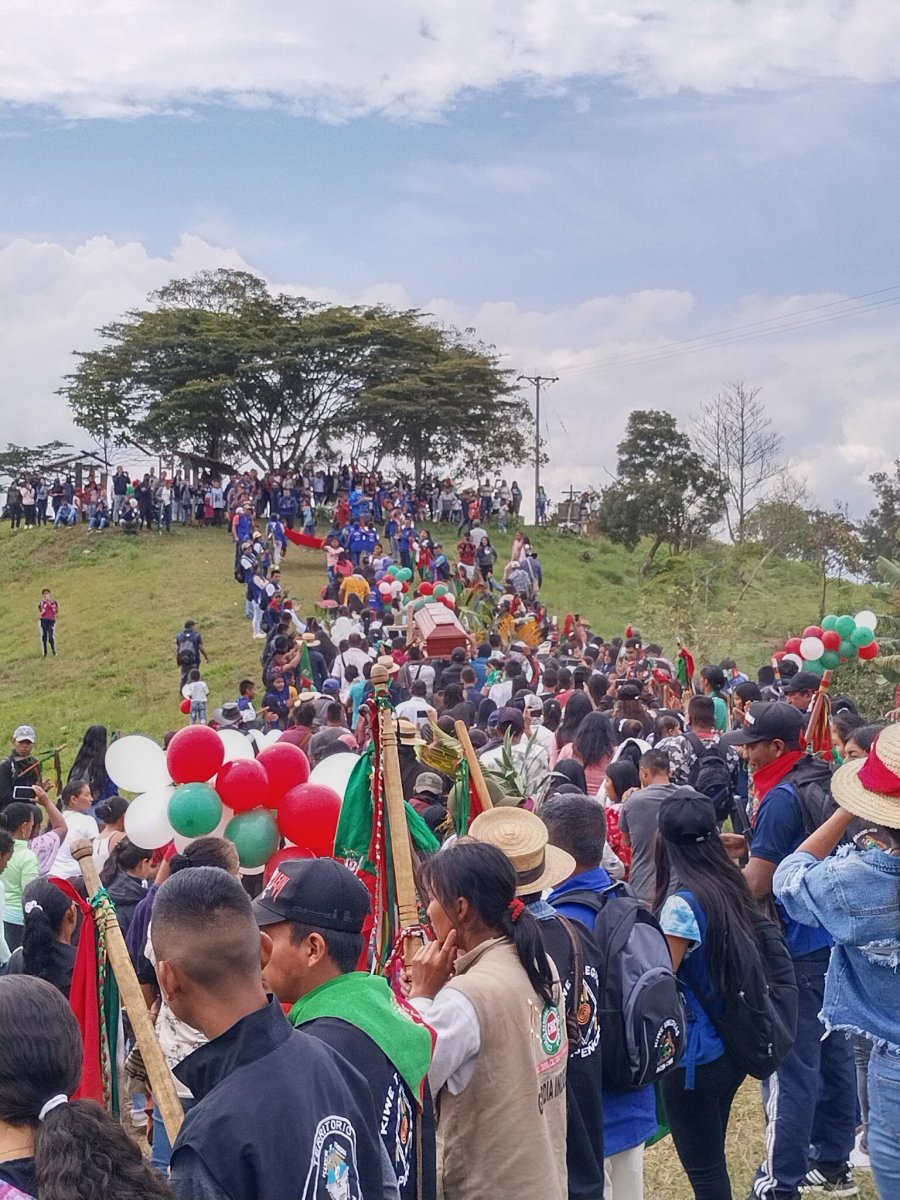 Repudio en Colombia por el asesinato de indígena ecologista de 14 años Bréiner David Cucuñame, un guardia indígena de 14 años y defensor de la "Madre Tiera", murió en un ataque a tiros en el Cauca, levantando una ola de rechazo en el país. El joven fue asesinado cuando realizaba labores de vigilancia junto a otros indígenas, todos desarmados y apenas portando bastones. 