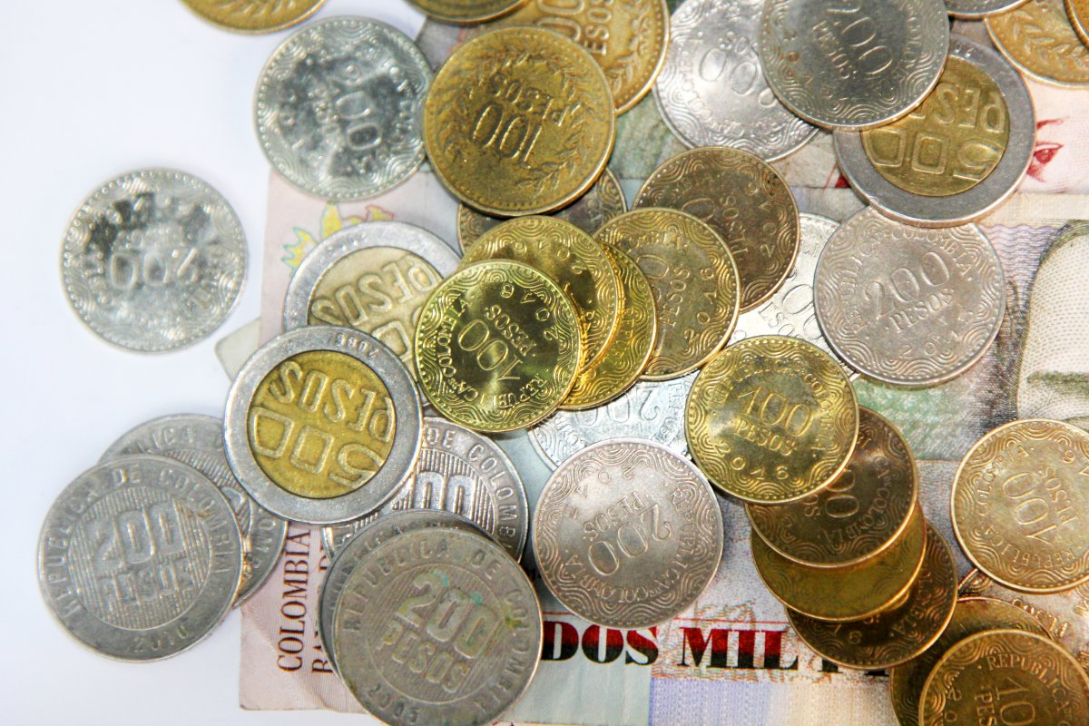 Libérese de sus deudas con la compra de cartera 1 Libérese de sus deudas con la compra de cartera Alcanzar una buena salud financiera es una meta para millones de colombianos que tiene créditos y préstamos con entidades bancarias, pero que ven con mucha dificultad cómo pagar tres, cinco y hasta siete obligaciones con los bancos.