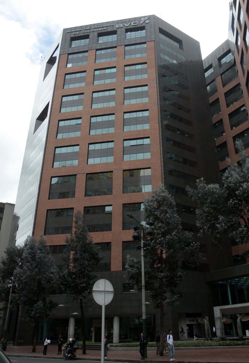 Gilinski va con todo por SURA 1 Gilinski va con todo por SURA La Superintendencia Financiera de Colombia (SFC) ordenó la suspensión de la acción ordinaria del Grupo Sura tras recibir una nueva solicitud de OPA por, mínimo 5% y máximo 6,25% de las acciones ordinarias en circulación. Cada fracción se pagaría a US$9,88 o $39.457, según la tasa de cambio oficial vigente para este fin de semana.