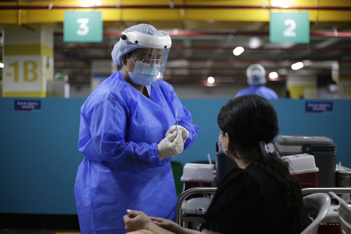Estas son las nuevas metas de vacunación para enero y febrero 2 Estas son las nuevas metas de vacunación para enero y febrero El Ministerio de Salud estableció este viernes nuevas metas de vacunación. Antes del 31 de enero se espera que el 80 % de la población tenga al menos una dosis; actualmente la cobertura es del 76,8 %.