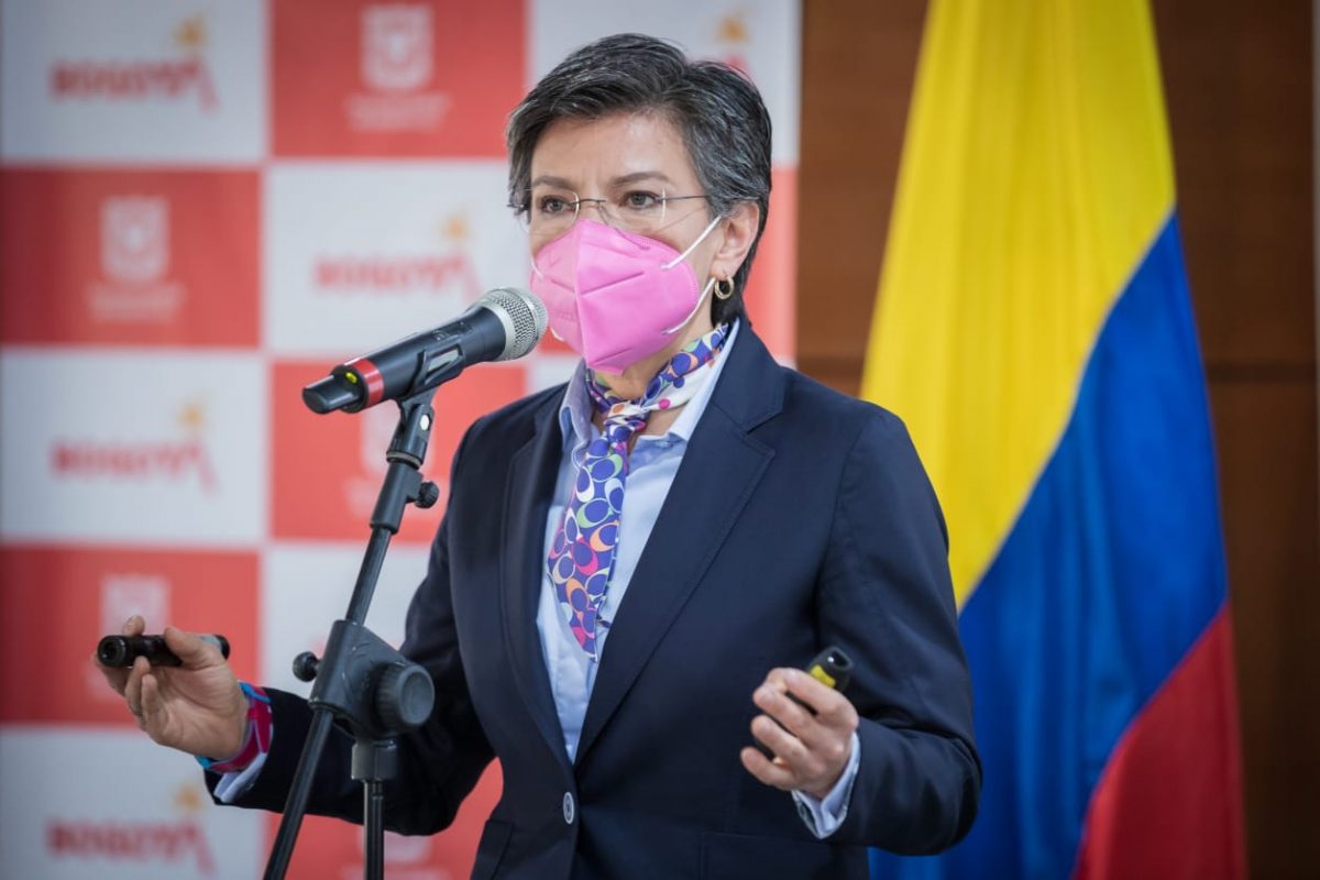 Procuraduría abre investigación contra Claudia López En la mañana de este miércoles la Procuraduría General de la Nación abrió una investigación disciplinaria en contra de la alcaldesa mayor de Bogotá, Claudia López, por presuntamente desconocer las normas constitucionales y legales, al trinar desde su cuenta de Twitter mensajes con contenido político partidista.
