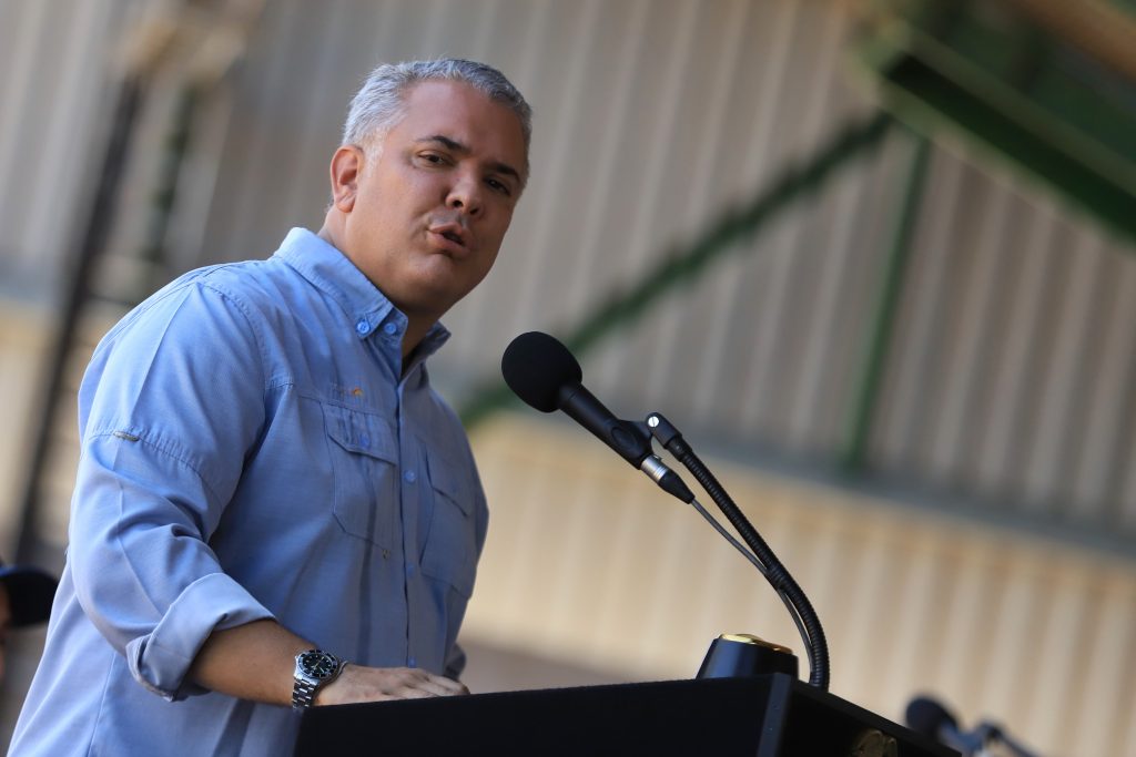 Presidente Duque ordena reforzar la seguridad en Arauca El presidente Iván Duque ordenó este lunes, en un consejo de seguridad en Cartagena, el desplazamiento inmediato de dos batallones del Ejército al departamento de Arauca para controlar la situación de orden público que se registró durante el fin de semana pasado y que dejó (hasta el momento) a 23 personas muertas. Duque, además, anunció el fortalecimiento de la Inteligencia y vigilancia de esa zona.