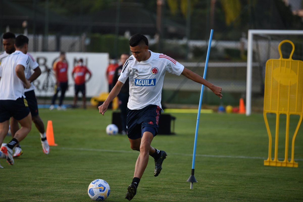 Nuevo convocado en la Selección Colombia para las eliminatorias 1 Nuevo convocado en la Selección Colombia para las eliminatorias El técnico de la Selección Colombia, Reinaldo Rueda, convocó este sábado a un nuevo jugador para afrontar los dos partidos de las eliminatorias, ante Perú (este viernes, en Barranquilla) y Argentina (el 1° de febrero, en Córdoba).