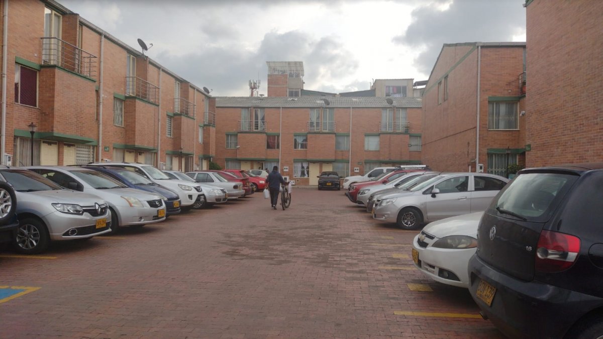 Trágico hallazgo de madre e hijo sin vida en un conjunto de Suba 1 Trágico hallazgo de madre e hijo sin vida en un conjunto de Suba Las luces rojas y azules de las patrullas inundaron el firmamento la noche de este lunes en un conjunto residencial de la localidad de Suba. Las sospechas de una angustiada familiar que no sabía del paradero de su hija y nieto la llevó a buscar ayuda de la policía. Con patrullas y permiso del conjunto, las autoridades procedieron a entrar a una de las casas.