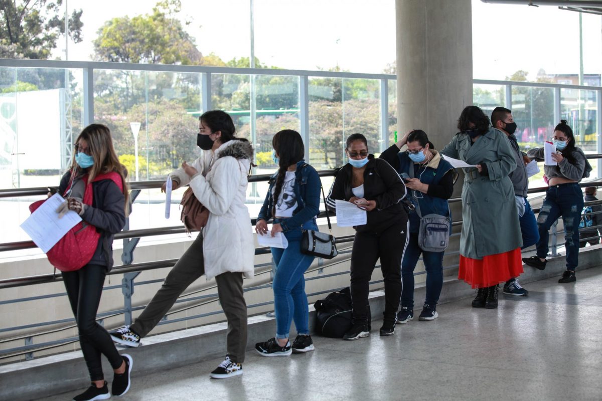Ómicron ya es la variante dominante en Bogotá con el 98% de los casos Este cuarto pico de contagios del COVID-19 en Bogotá ya tiene a la variante Ómicron como predominante, así lo confirmó este miércoles la alcaldesa Claudia López, tras un comité epidemiológico en el que de pasó se habló sobre las proyecciones del virus en las próximas semanas.