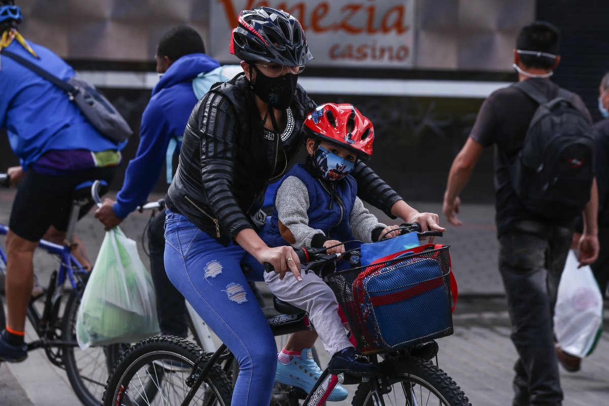 Si es sintomático COVID-19 puede recibir incapacidad sin prueba Las nuevas directrices del Gobierno Nacional establecen que las empresas deben permitir a sus trabajadores, mediante modalidades de teletrabajo, trabajo remoto o trabajo en casa, hacer aislamiento temprano y de forma inmediata tanto en personas sintomáticas como asintomáticas de COVID-19.