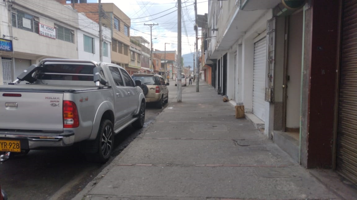 Baleado afuera de su negocio en zona de tolerancia del barrio Venecia 1 Baleado afuera de su negocio en zona de tolerancia del barrio Venecia Una cinta azul de la Fiscalía quedó puesta en la reja que abre un reconocido negocio del barrio Venecia (Tunjuelito), como signo de que las autoridades entrarán a investigarlo, luego de que ayer por la mañana unos misteriosos sujetos asesinaran al dueño del local de entretenimiento para adultos.