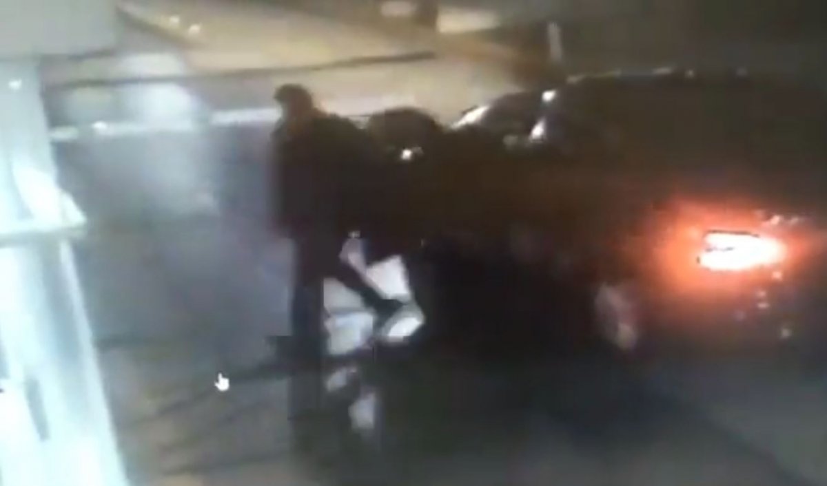 EN VIDEO: conductor se salvó de morir tras intentar evadir un peaje 1 EN VIDEO: conductor se salvó de morir tras intentar evadir un peaje Recientemente se conoció un video en el que se puede ver cómo un conductor de un vehículo en México se salvó de morir tras intentar evadir un peaje. La situación se presentó a principio de este mes de enero, en el peaje las Américas en Ecatepec.