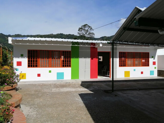 El 98,3 % de las sedes educativas, listas para la presencialidad En la última semana, el Ministerio de Educación entregó casi diez nuevas obras de ampliación y mejoramientos de sedes educativas a nivel nacional, mientras el 1,7 % de las sedes siguen sin estar preparadas para la modalidad presencial.