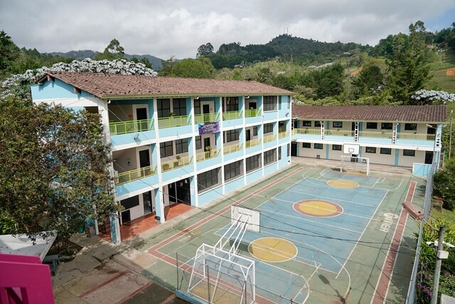 El 98,3 % de las sedes educativas, listas para la presencialidad En la última semana, el Ministerio de Educación entregó casi diez nuevas obras de ampliación y mejoramientos de sedes educativas a nivel nacional, mientras el 1,7 % de las sedes siguen sin estar preparadas para la modalidad presencial.
