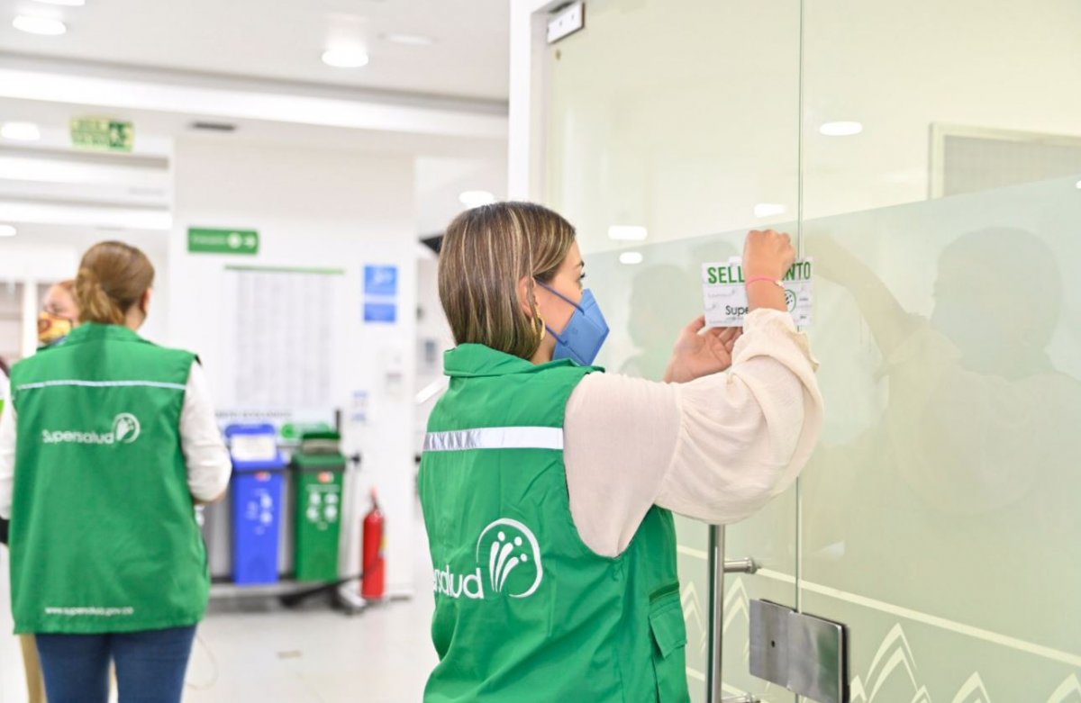 Definidos los traslados de los usuarios de Coomeva a otras EPS El Ministerio de Salud informó que en total 14 catorce aseguradoras recibirán a los usuarios que tenía la EPS Coomeva en 23 departamentos, tras el anuncio de la liquidación de la Entidad Promotora de Salud por su difícil situación financiera.