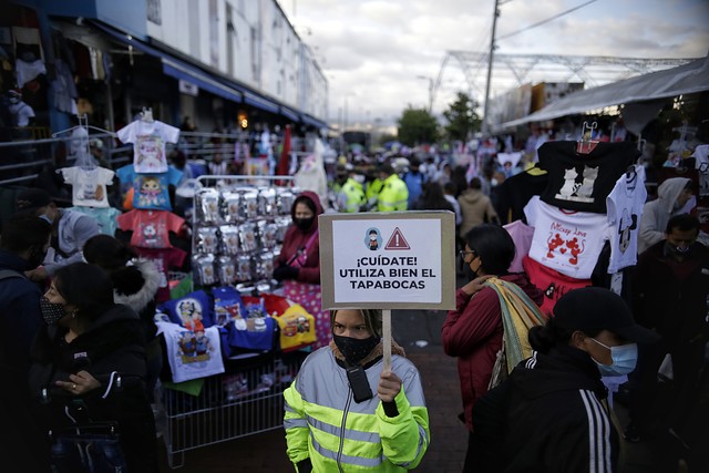 Así va el cuarto pico de la pandemia en Colombia 1 Así va el cuarto pico de la pandemia en Colombia El COVID-19 sigue en aumento en Colombia tras haberse multiplicado en cuestión de días los casos nuevos, relacionados con el aumento de interacciones sociales durante las festividades de Navidad y Año Nuevo y la circulación de la nueva variante Ómicron, que ya es dominante con apenas tres semanas de haberse detectado en el país.