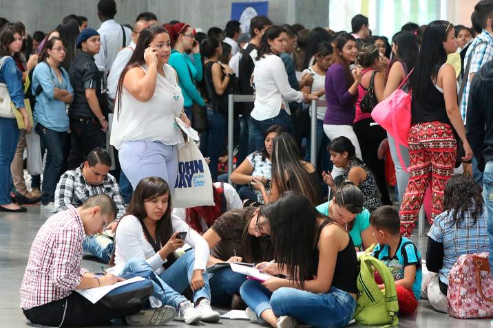 Buscan 1.364 jóvenes para camellar en entidades públicas 3 Buscan 1.364 jóvenes para camellar en entidades públicas El Departamento Administrativo de la Función Pública anunció una ampliación del plazo para que 1.364 jóvenes entre los 15 y 28 años se postulen al programa ‘Estado Joven’. Q'HUBO le cuenta todos los detalles de esta convocatoria dirigida a que jóvenes profesionales adquieran experiencia laboral.