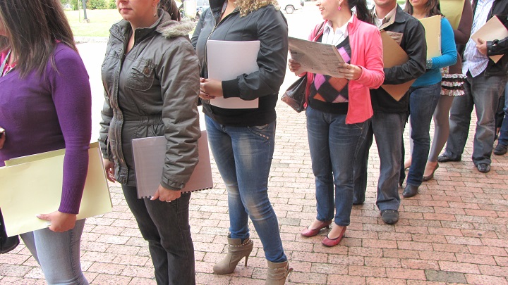 Desempleo femenino cae, pero las brechas de género se mantienen 2 Desempleo femenino cae, pero las brechas de género se mantienen A finales del mes pasado, el Departamento Administrativo Nacional de Estadística (Dane) dio a conocer los resultados del mercado laboral en el mes de noviembre de 2021. En aquel informe se reveló que la tasa de desempleo nacional se ubicó en 10,8% en ese periodo, lo que significó una caída de 2,5 puntos porcentuales con respecto a noviembre de 2020.