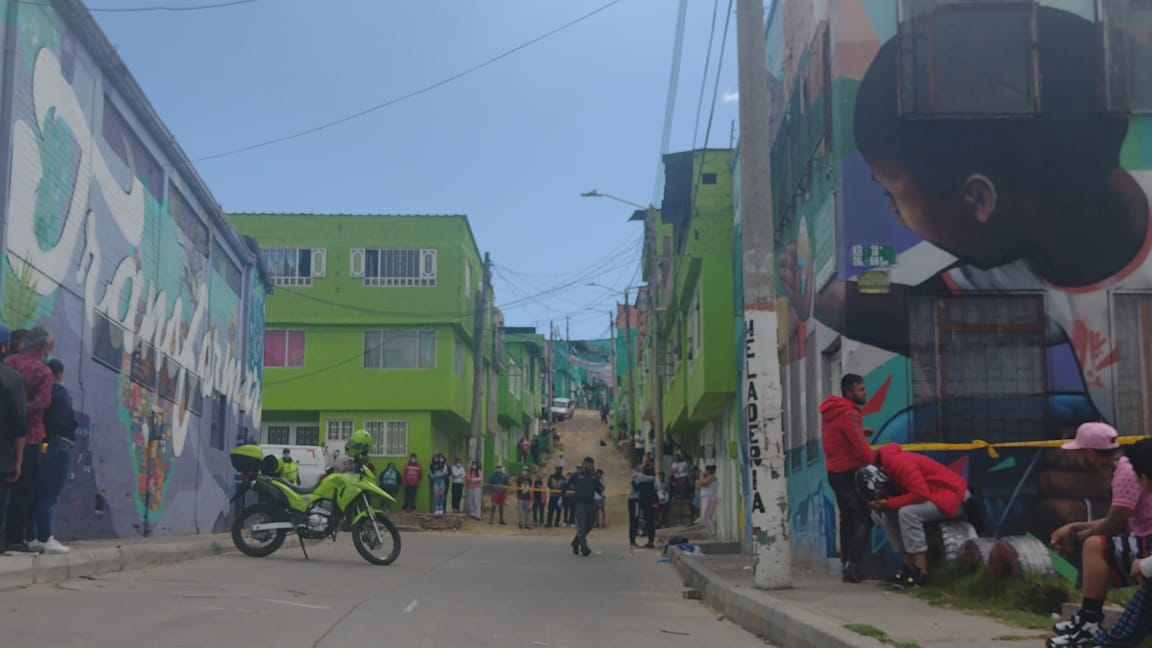 A puñal le quitaron la vida a Luis Miguel en Ciudad Bolívar 2 A puñal le quitaron la vida a Luis Miguel en Ciudad Bolívar Por encima de la bolsa blanca que cubría el cuerpo del joven de 21 años asesinado ayer en Ciudad Bolívar, la madre de Luis Miguel Méndez Martínez le dio un último abrazo, un último beso en su cabeza cubierta. Los dos investigadores del CTI que lo llevaban en la paleta brillante se detuvieron para que la desconsolada mujer le diera su adiós, antes de que lo ingresaran a la camioneta blanca de criminalística.