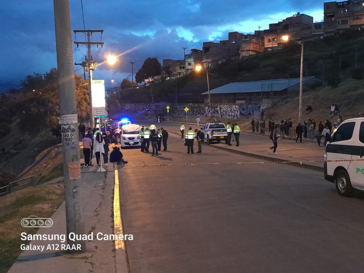 Conductor informal, asesinado por un pasajero en Ciudad Bolívar 1 Conductor informal, asesinado por un pasajero en Ciudad Bolívar La velocidad iba disminuyendo cuando la minivan blanca de transporte informal se acercaba al paradero de Arborizadora Alta en Ciudad Bolívar, la tarde de este martes. Los pocos pasajeros que quedaban iban distraídos observando el atardecer azulado a través de las ventanas, cuando uno de ellos se paró sin mayor sospecha hacia el conductor de 43 años que iba al volante. En pocos y confusos segundos, el extraño sujeto desenfundó un arma y le atinó un solo tiro en la cabeza.