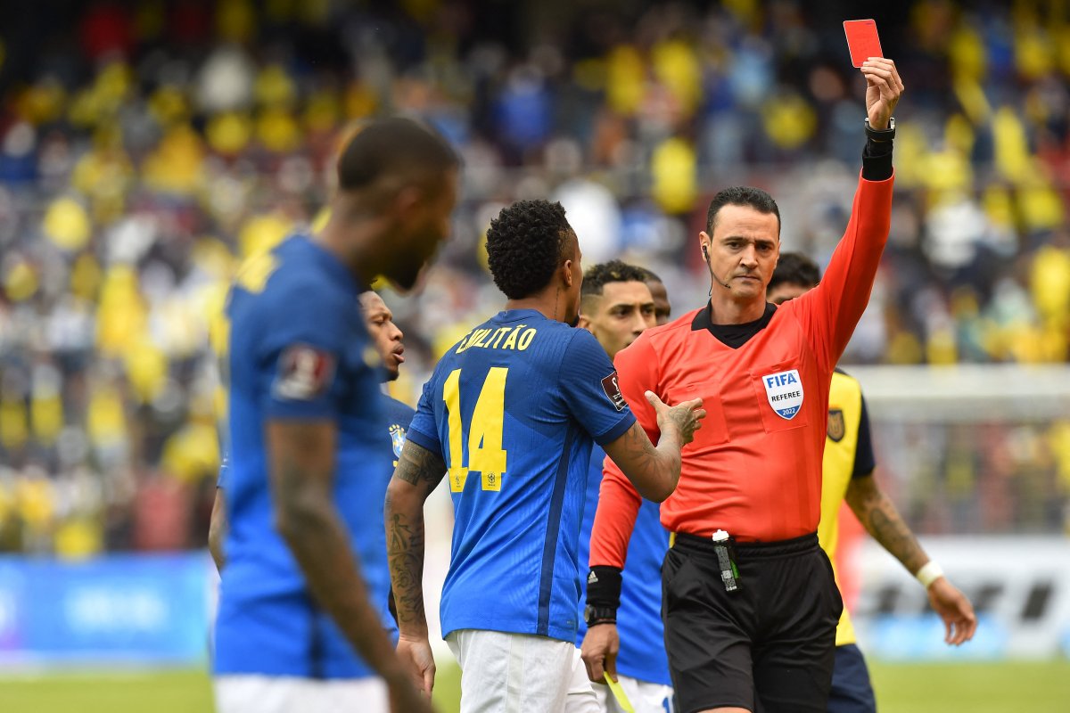 Uruguay le ganó a Paraguay y Brasil empató contra Ecuador en la fecha 15 Ecuador dio este jueves un paso gigante hacia el Mundial de Catar al igualar 1-1 con Brasil en la altura de Quito (2.850 msnm), en una jornada en la que Uruguay logró un vital triunfo de visita 1-0 frente a Paraguay, que quedó al borde del abismo.&nbsp;