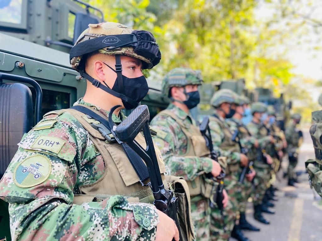 Ataques simultáneos contra el Ejército dejan un muerto y 25 heridos 3 Ataques simultáneos contra el Ejército dejan un muerto y 25 heridos De manera simultánea en los departamentos de Cesar, Norte de Santander, Cauca, Valle del Cauca y Antioquia se presentaron atentados simultáneos contra la Fuerza Pública, que dejaron un militar muerto y 25 más heridos.
