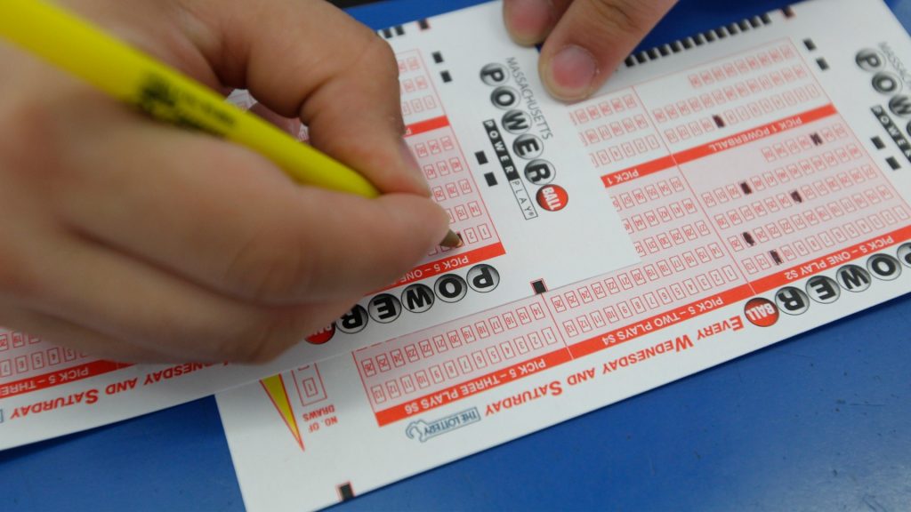 ¡Mucho billete! Lotería en EE. UU. entregará un premio asombroso Ganarse la lotería es el anhelo de muchos, pero quedarse con el Powerball ya es un nivel aparte. Hasta este lunes contaba con un premio de 575 millones de dólares, pero este se quedó sin ganador y el botín aumentó a 610 millones, lo que equivale ¡a 2.4 billones de pesos! El sorteo será esta noche. 