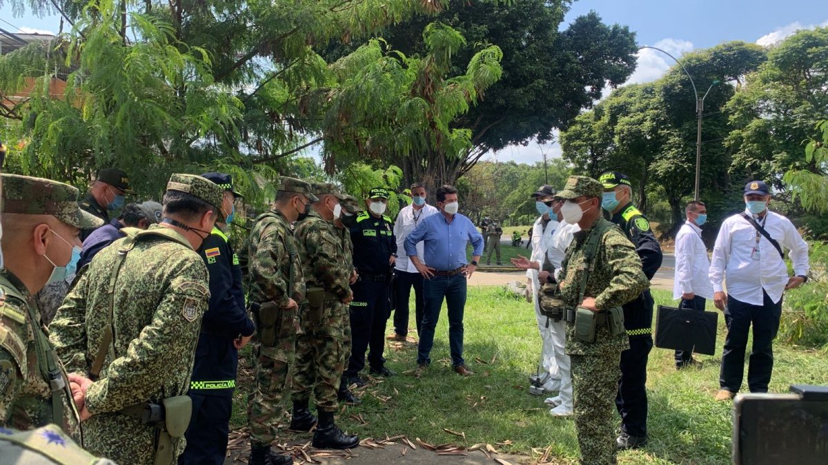 Recompensa de hasta $1.000 millones por responsables de atentado en Cali En la tarde de este sábado el ministro de Defensa, Diego Molano, anunció una recompensa de hasta 1.000 millones de pesos por los responsables del atentado con explosivos que dejó 13 uniformados heridos en la noche de este viernes en Cali.