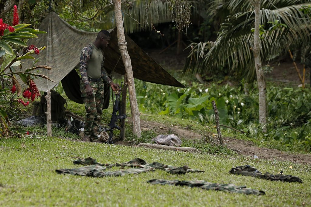 Asesinan a 22 personas en Arauca, en medio de combates entre disidentes de las Farc y el Eln 1 Asesinan a 22 personas en Arauca, en medio de combates entre disidentes de las Farc y el Eln Hasta la mañana del lunes 3 de enero se han registrado 22 muertos en medio de combates entre los disidentes de las Farc y el Eln, lo que ha provocado que 2.000 personas de los municipios de Tame, Fortul, Saravena y Arauquita tengan que abandonar sus hogares realizando un desplazamiento forzado.