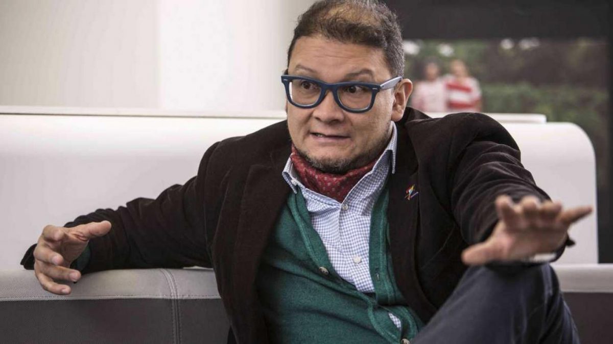 Fiscalía pidió archivar una investigación contra el profesor Fabián Sanabria 8 Fiscalía pidió archivar una investigación contra el profesor Fabián Sanabria La Fiscalía le solicitó al Juez 50 de Conocimiento de Bogotá precluir una investigación en contra del sociólogo y catedrático Fabián Sanabria por acoso sexual en contra del joven Joan Sebastian González, porque el caso ya habría prescrito. La audiencia se suspendió porque el denunciante no tenía abogado durante la diligencia porque dijo que la Fiscalía nunca le informó sobre lo que estaba pasando con su denuncia.