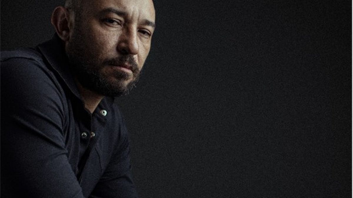 Gilmer, el cronista de la violencia en nuestro país Particular historia esta que paso a relatar, pues todos los que en ella aparecen están muertos, irremediablemente muertos hace muchos años, salvo yo que he sido preservado en alcohol para contarla”, así empieza ‘La cuadra’, la primera novela del autor Gilmer Mesa, quien quiso plasmar en 184 páginas lo que fue crecer en un barrio como Aranjuez, en Medellín (Antioquia), entre los años 80 y 90.