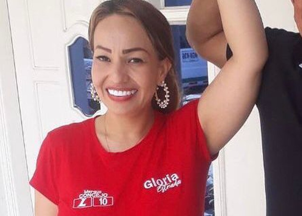 Casa por cárcel a concejal que llevaba un kilo de cocaína en su carro 1 Casa por cárcel a concejal que llevaba un kilo de cocaína en su carro Tras la captura de Gloria Estrada, presidenta del Concejo de Cartagena, el pasado 14 de enero, cuando se movilizaba en un vehículo en donde le encontraron un kilo de cocaína, dinero en efectivo y un arma, un juez con función de control de garantías le impuso este jueves medida de aseguramiento en su lugar de residencia.