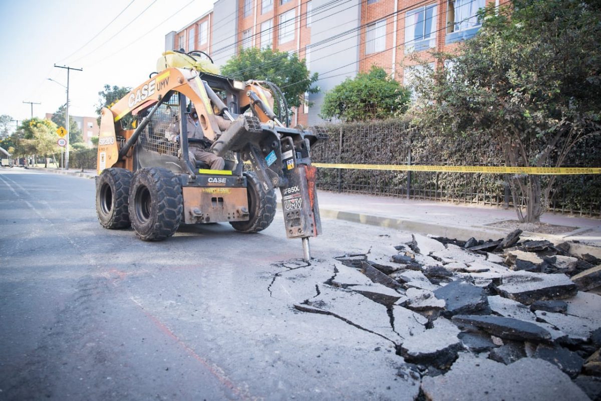 En Bogotá fueron tapados 98.053 huecos en 29 días La Alcaldía Mayor de Bogotá informó que entre el 25 de diciembre del año pasado y este sábado 22 de enero, el plan de choque para el reparcheo de vías en la capital del país permitió tapar 98.053 huecos para garantizar el retorno seguro de los viajeros por carretera, para lo cual se priorizaron las entradas y salidas de la ciudad.