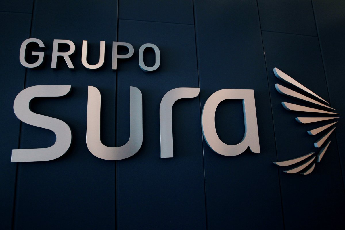 Gilinski va con todo por SURA 1 Gilinski va con todo por SURA La Superintendencia Financiera de Colombia (SFC) ordenó la suspensión de la acción ordinaria del Grupo Sura tras recibir una nueva solicitud de OPA por, mínimo 5% y máximo 6,25% de las acciones ordinarias en circulación. Cada fracción se pagaría a US$9,88 o $39.457, según la tasa de cambio oficial vigente para este fin de semana.