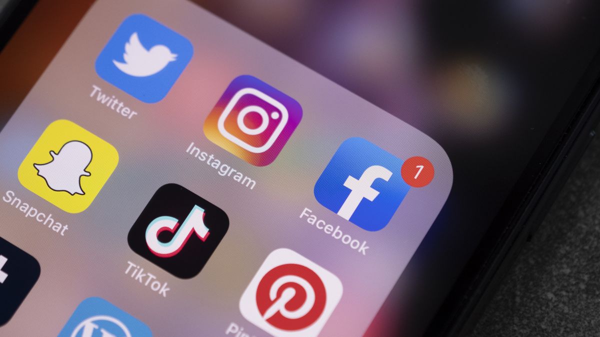 40% de los menores de 14 años accede a redes sin supervisión 7 40% de los menores de 14 años accede a redes sin supervisión Con la llegada de la pandemia el mundo vivió la aceleración digital, como fue el caso de los niños, quienes empezaron a recibir clases e incluso, su contacto con sus amigos y familiares lo vivieron por meses a través de una pantalla.