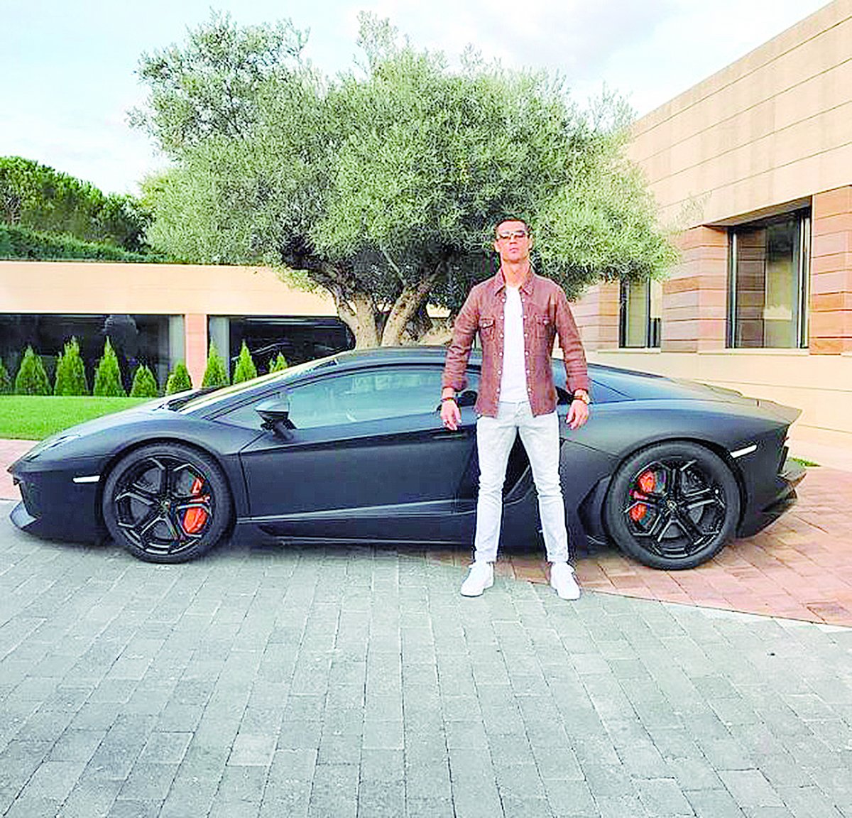 Mire las excentricidades de Cristiano Ronaldo con su fortuna 2 Mire las excentricidades de Cristiano Ronaldo con su fortuna Definitivamente por billete Cristiano Ronaldo no sufre, tiene el suficiente para darse la gran vida y pagar lo que se le antoje. Por eso, durante su carrera el astro portugués, figura del Manchester United, ha llamado la atención por sus excentricidades. En Q’HUBO le mostramos algunas de ellas.