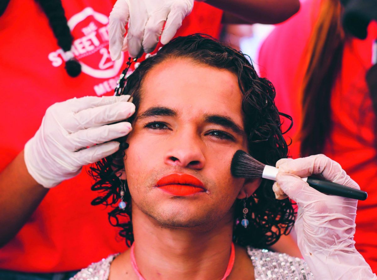 Vanessa, una maquilladora apasionada por las causas sociales 2 Vanessa, una maquilladora apasionada por las causas sociales “Una energía densa” fue lo que sintió Vanessa Villada, maquilladora de 26 años, cuando se bajó del carro cerca a la calle Cúcuta con La Paz, en pleno centro de Medellín, en diciembre pasado. Sin embargo, se sacudió los miedos y cualquier tipo de prejuicio para cumplir con su compromiso: maquillar a habitantes de calle y consentirlos por un día.