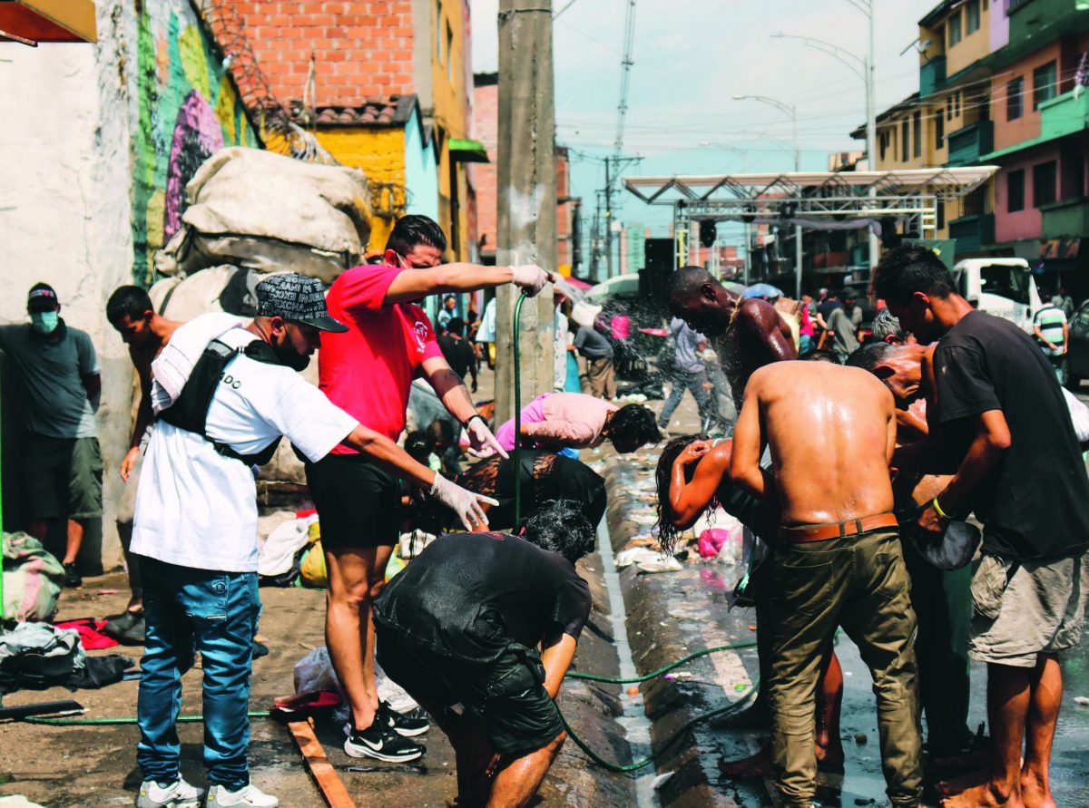 Vanessa, una maquilladora apasionada por las causas sociales 3 Vanessa, una maquilladora apasionada por las causas sociales “Una energía densa” fue lo que sintió Vanessa Villada, maquilladora de 26 años, cuando se bajó del carro cerca a la calle Cúcuta con La Paz, en pleno centro de Medellín, en diciembre pasado. Sin embargo, se sacudió los miedos y cualquier tipo de prejuicio para cumplir con su compromiso: maquillar a habitantes de calle y consentirlos por un día.
